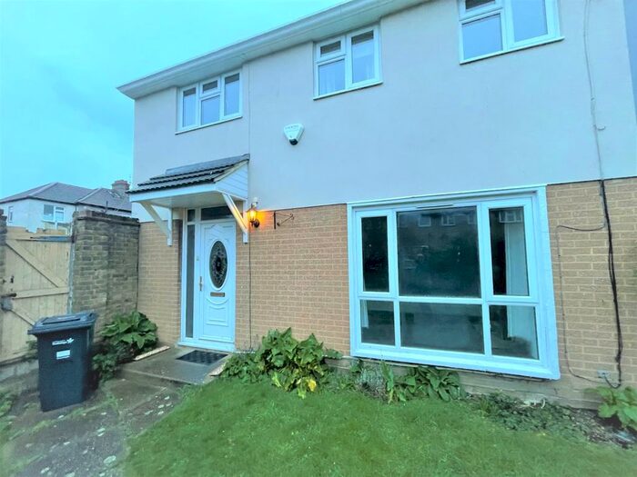 3 Bedroom Property To Rent In The Close, Oaks Lane, Newbury Park, IG2