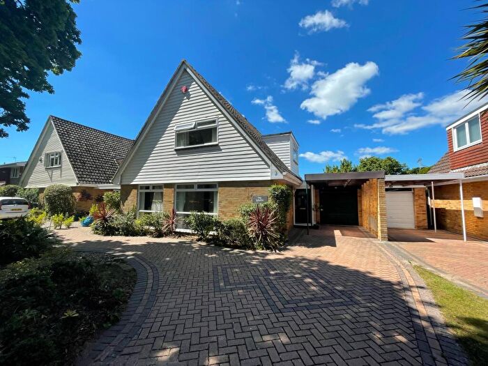 4 Bedroom Chalet To Rent In Wharncliffe Road, Highcliffe, BH23