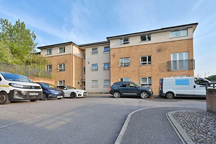 2 Bedroom Flat To Rent In The Uplands, Bricket Wood, AL2
