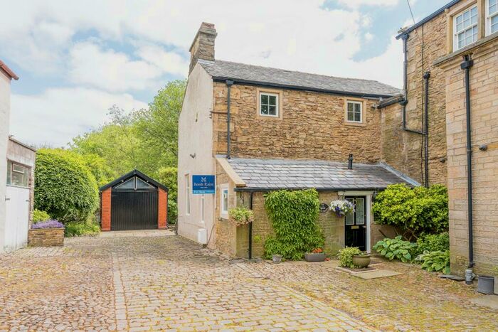 3 Bedroom Link Detached House For Sale In Arbory Drive, Padiham, Burnley, Lancashire, BB12