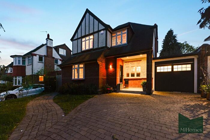 4 Bedroom Detached House For Sale In Bourne Avenue, London, N14