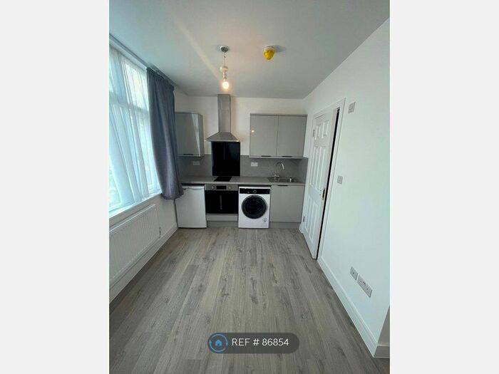Studio To Rent In Bowes Road, London, N13