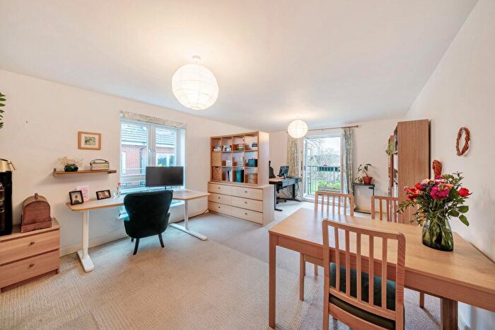 2 Bedroom Flat For Sale In Egrove Close, OX1