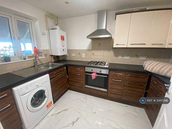 2 Bedroom Flat To Rent In Addington Court Addington Way, Luton, LU4