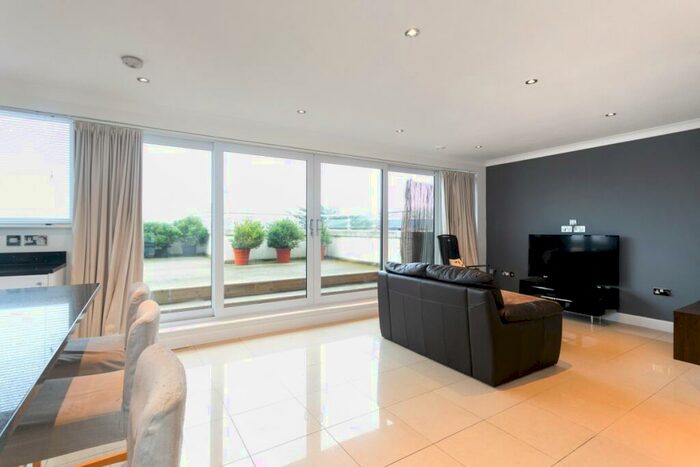 2 Bedroom Penthouse To Rent In Orchard Place Southampton, SO14