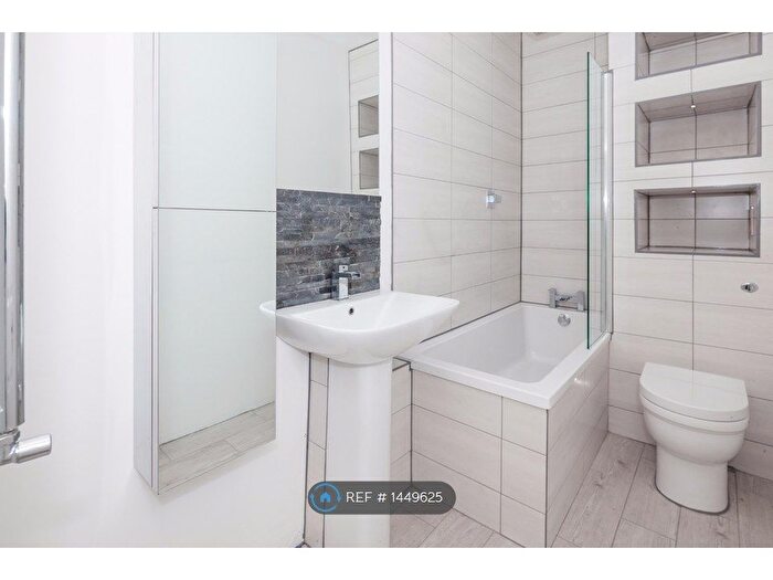 3 Bedroom Flat To Rent In Tooting, London, SW17