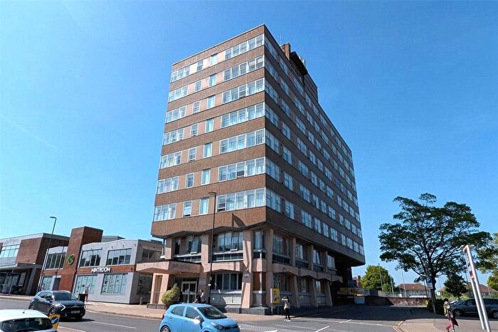 1 Bedroom Flat For Sale In Priory Heights, Dunstable, Bedfordshire, LU5