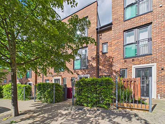 3 Bedroom Terraced House For Sale In Spey Road, Tilehurst, RG30