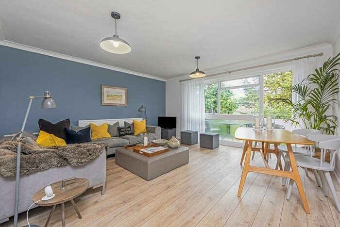 2 Bedroom Flat To Rent In Queens Road, Kingston Upon Thames, KT2