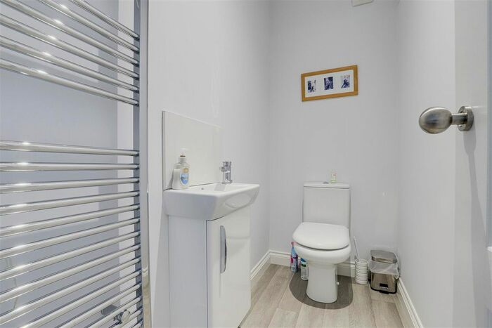 2 Bedroom Detached Bungalow For Sale In Waddington Drive, West Bridgford, Nottinghamshire, NG2