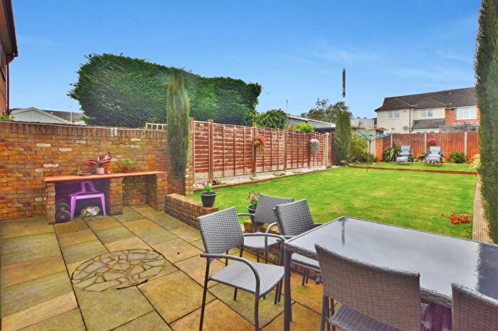 3 Bedroom Semi-detached House For Sale In Broad Oak, Slough, SL2