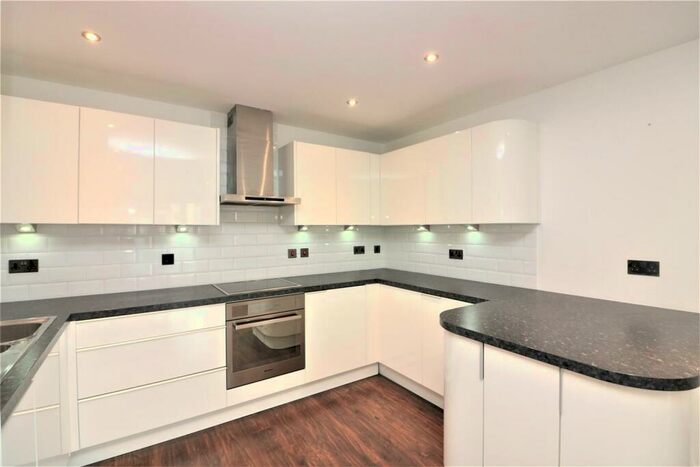 2 Bedroom Apartment To Rent In Berglen Court, Limehouse, E14