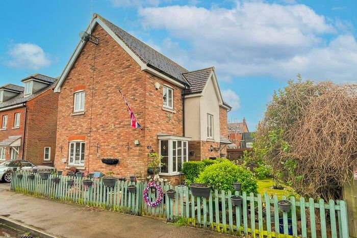 4 Bedroom Link Detached House For Sale In Manor Avenue, Hockliffe, LU7