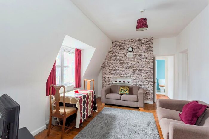 2 Bedroom Flat To Rent In Cambridge Heath Road, London, E2