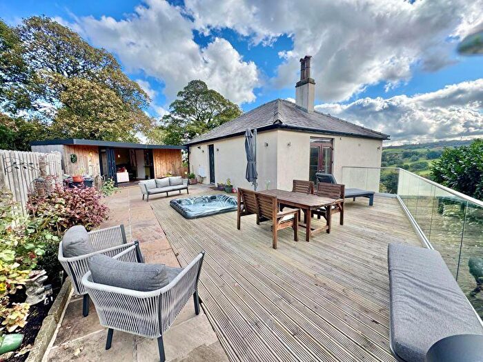 3 Bedroom Detached House For Sale In Stainland Road, Stainland, HX4