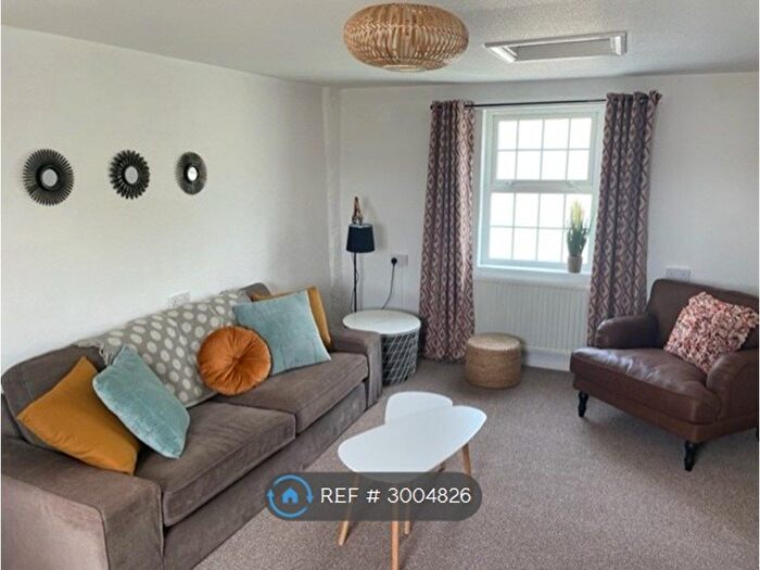 2 Bedroom Flat To Rent In Queen Square, Cullompton, EX15