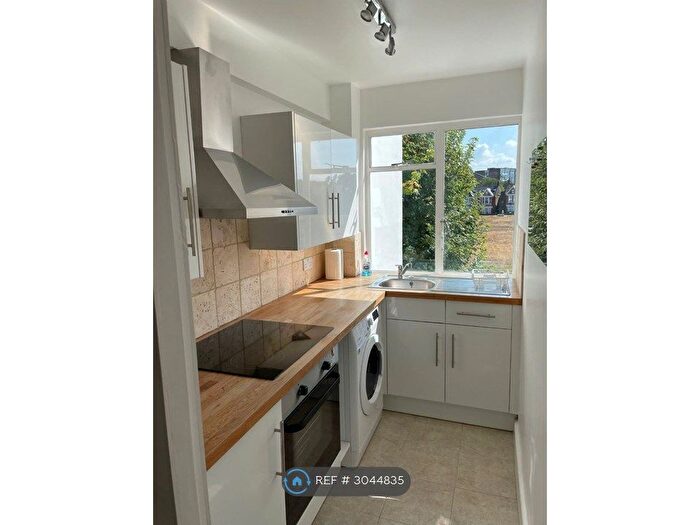2 Bedroom Flat To Rent In Pullman Court, London, SW2