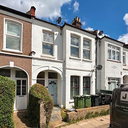 3 Bedroom Maisonette For Sale In Springbank Road, Hither Green, SE13