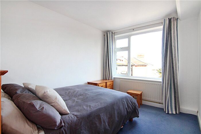 1 Bedroom Flat To Rent In Hillymead, Thornton Hill, SW19