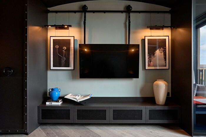 Studio To Rent In Haydon Way, London, SW11