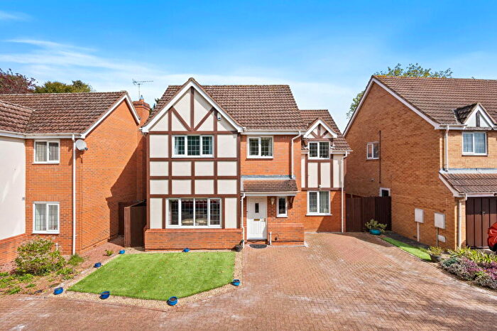 4 Bedroom Detached House For Sale In Yew Tree Close, Kettering, NN15