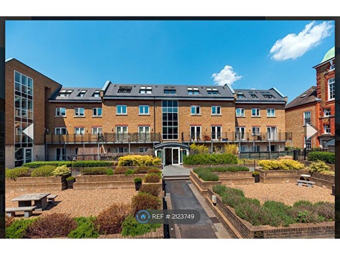 2 Bedroom Flat To Rent In Garratt Lane, Earlsfield, SW18