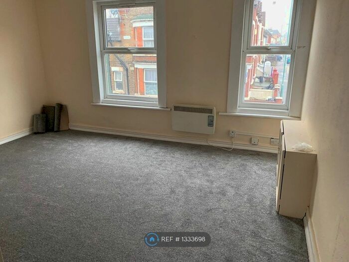 2 Bedroom Flat To Rent In Balmoral Road, Gillingham, ME7