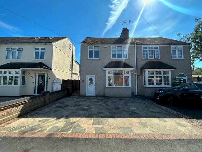 3 Bedroom Semi-Detached House To Rent In Standen Avenue Hornchurch Essex, RM12