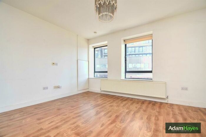 2 Bedroom Apartment To Rent In Ballards Lane, North Finchley, N12