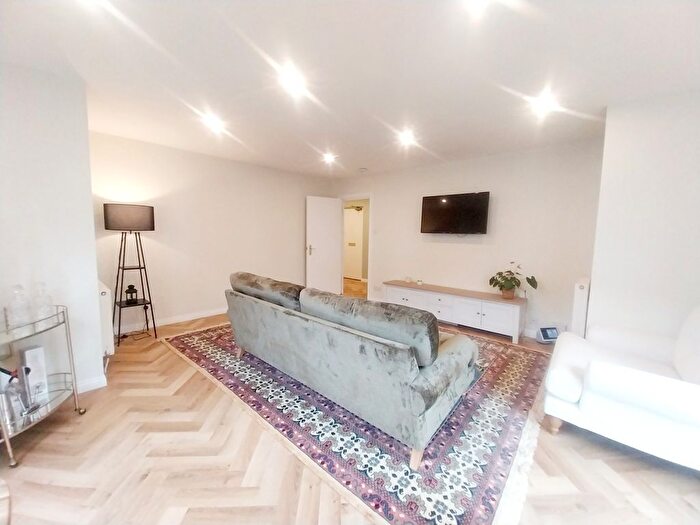 2 Bedroom Flat To Rent In Huntingdon Place, Edinburgh, EH7