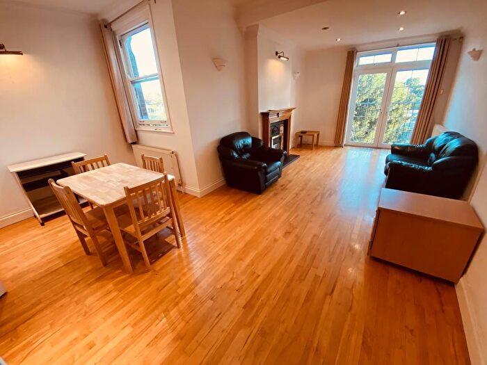 3 Bedroom Flat To Rent In Friern Park, London, N12