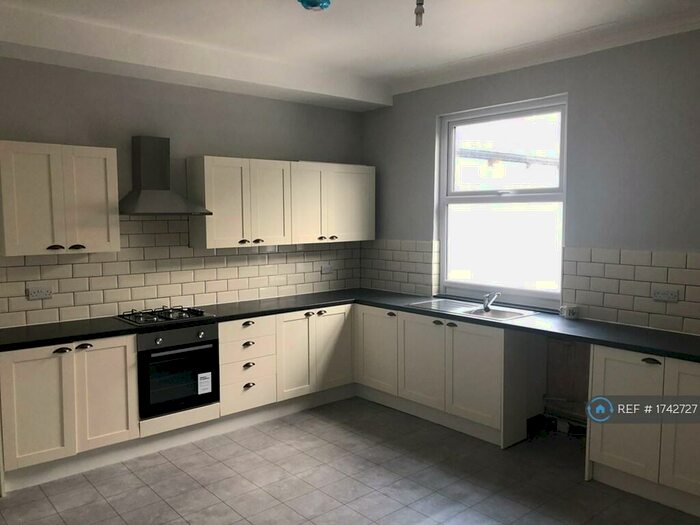 4 Bedroom Terraced House To Rent In Town Street, Leeds, LS12