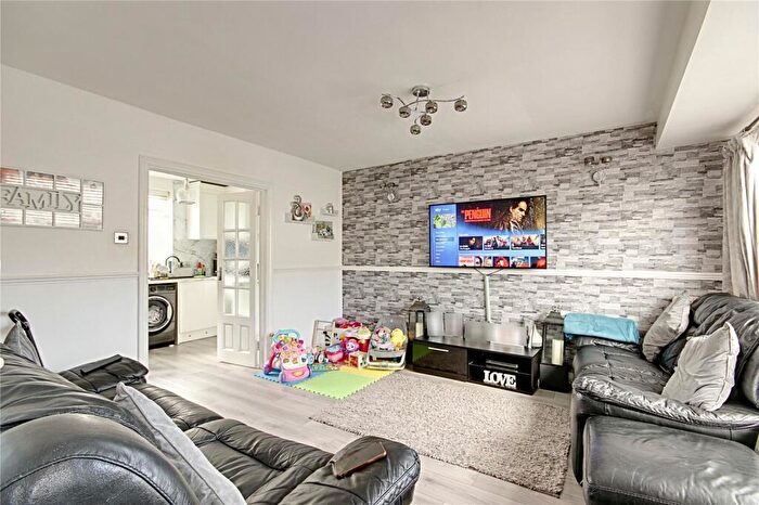 3 Bedroom End Of Terrace House For Sale In Albany Park Avenue, Enfield, EN3