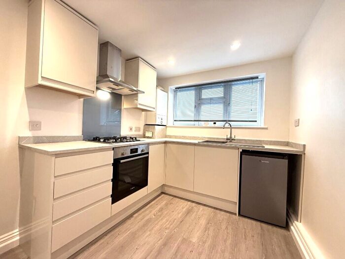 2 Bedroom Flat To Rent In Lower Road, Loughton, Essex, IG10