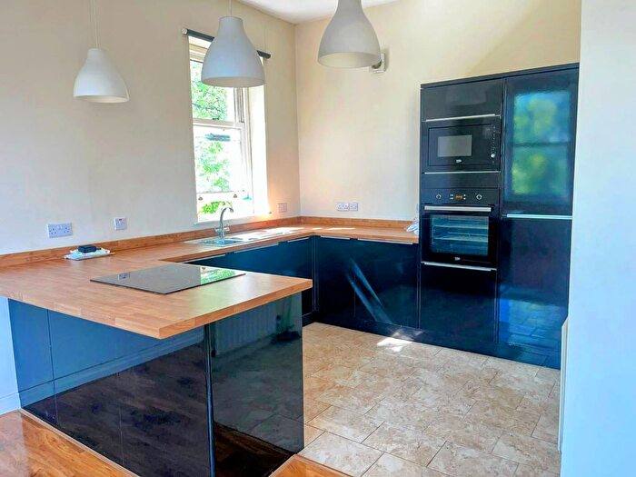 3 Bedroom Flat To Rent In Park Road, Earlsheaton, Dewsbury, WF12