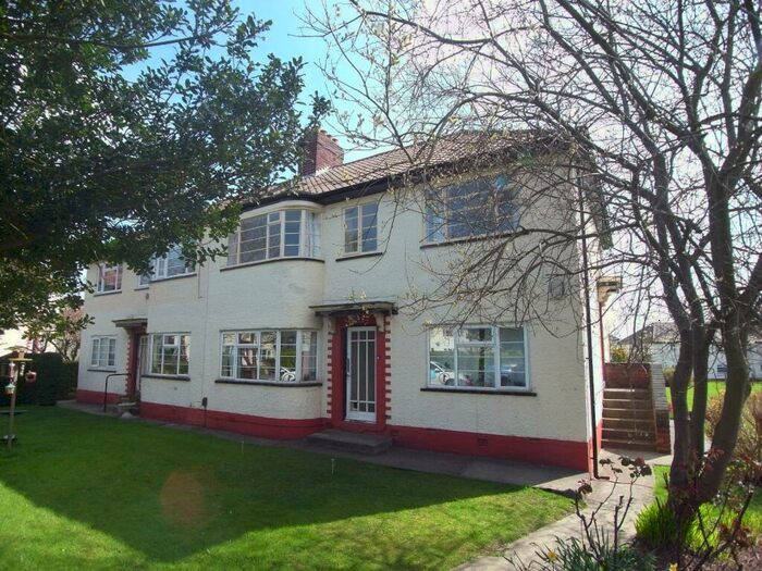 2 Bedroom Flat To Rent In Redesdale Gardens, Leeds, West Yorkshire, Uk, LS16