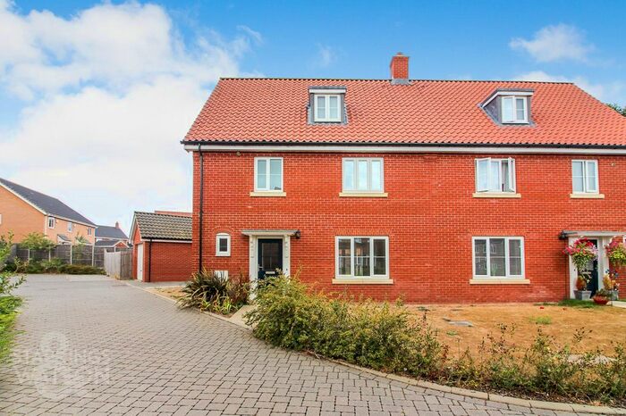 4 Bedroom Town House To Rent In Lansdowne Drive, Poringland, Norwich, NR14