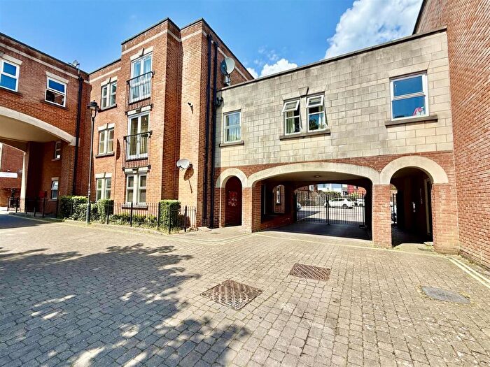 2 Bedroom Apartment For Sale In Godwin Court, Swindon, SN1