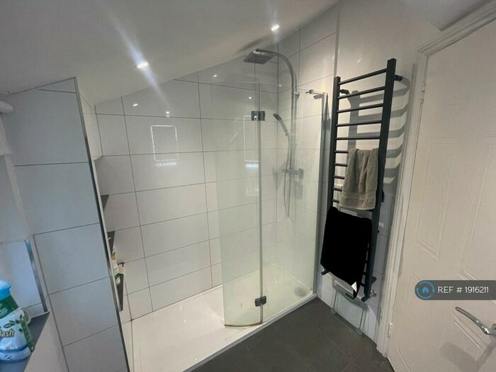 3 Bedroom Flat To Rent In Dorothy Road, London, SW11