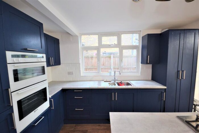 2 Bedroom Flat To Rent In Francis Road, Leyton, E10