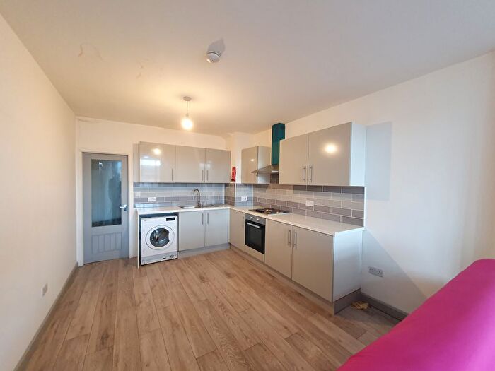2 Bedroom Flat To Rent In Leeds Road, Bradford, BD3