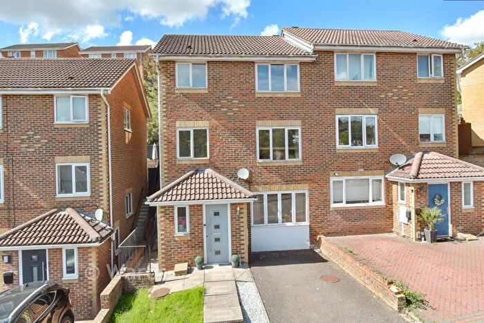 5 Bedroom Town House For Sale In Peacock Rise, Walderslade, Chatham, Kent, ME5