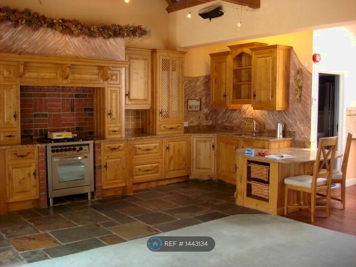 2 Bedroom Bungalow To Rent In Wood Street, Calne, SN11