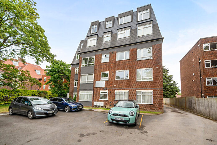 2 Bedroom Flat For Sale In High Road, Whetstone, London, N20