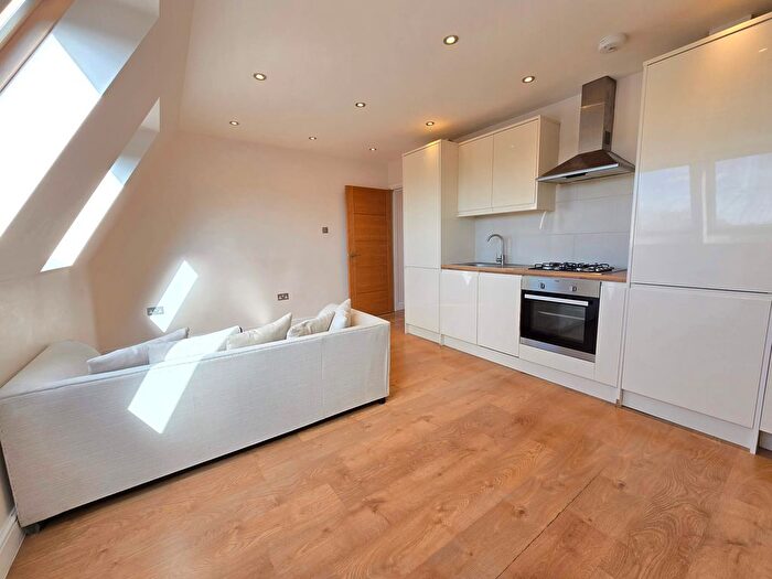 2 Bedroom Flat To Rent In High Street, Potters Bar, Potters Bar, EN6