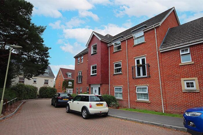 2 Bedroom Flat To Rent In Buckland Gardens, Lymington, SO41