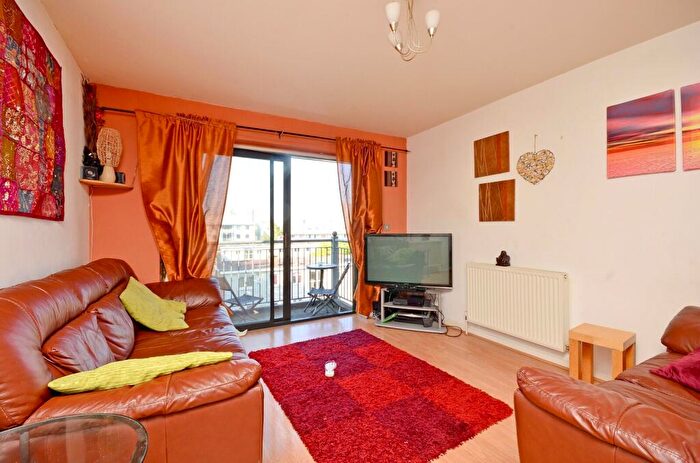 2 Bedroom Flat To Rent In Julius House, Poplar, London, E14