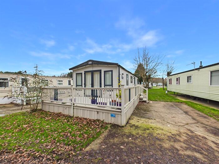 2 Bedroom Park Home For Sale In Woodthorpe Hall Leisure Park, Alford, LN13
