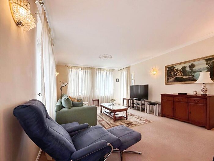 3 Bedroom Flat To Rent In Grand Avenue, Hove, East Sussex, BN3