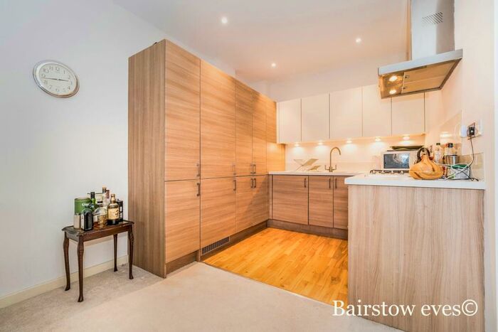 2 Bedroom Flat To Rent In Pemberton Court, South Woodford, E18